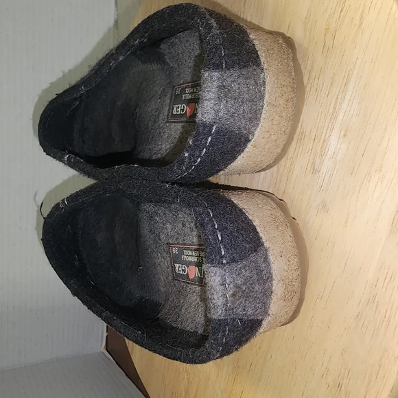 Haflinger Gray and Black Felt Mules with Color-Blocked Design - Picture 6 of 8